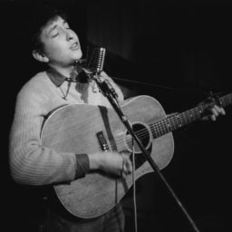 Ted Russell, Bob Dylan singing at Gerde's Folk City in Greenwich Village. Courtesy of Ted Russell/Polaris/Steven Kasher Gallery.