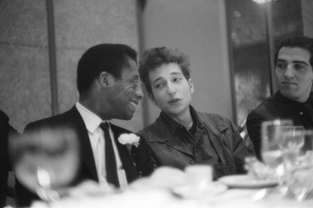 Tedas Russellas, Bobas Dylanas kalbasi su Jamesu Baldwinu Neatidėliotinos piliečių laisvių komiteto teisės aktų vakarienėje.  Tedo Russello / Polaris / Steveno Kasher galerijos sutikimu.