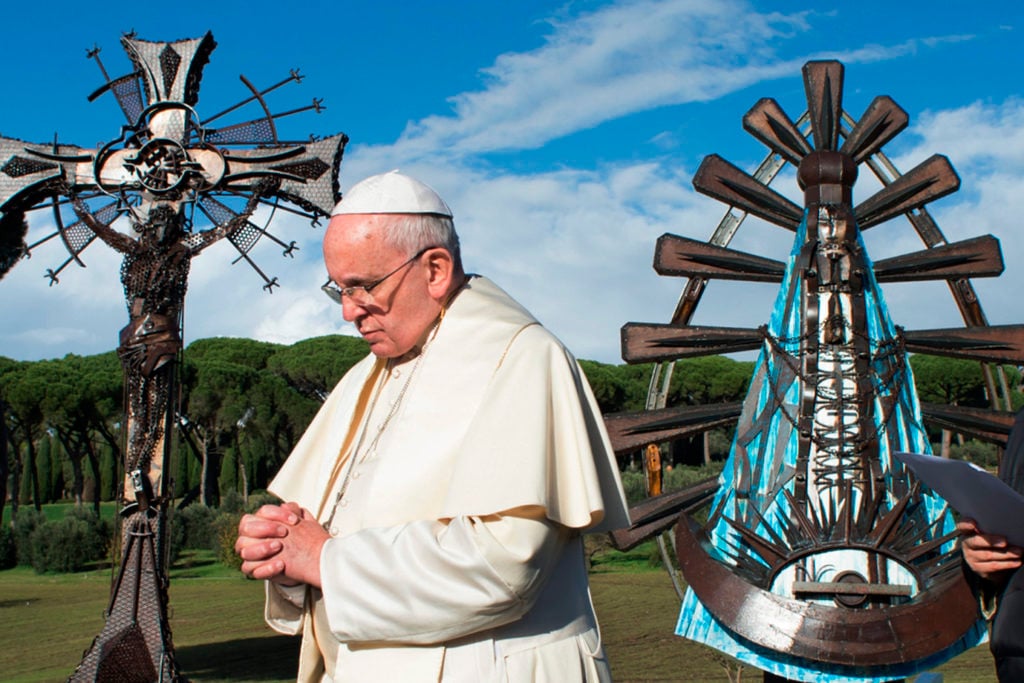 Pope Francis with Argentine artist Alejandro Marmo's statues <em>Christ the Worker</em> and <em>The Virgen de Luján</em> at the papal villa at Castel Gandolfo, Italy in November 2016. Courtesy of Vatican City/CNS/L'Osservatore Romano.