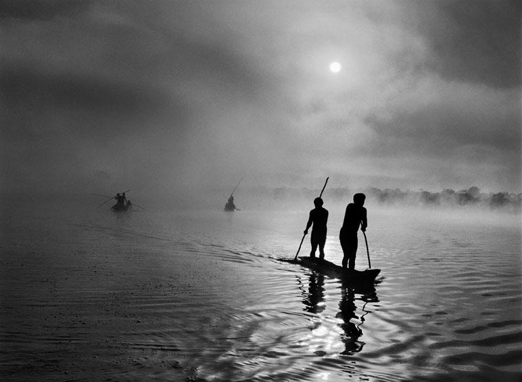 Sebastião Salgado's <em>Fishing in the Piulaga Laguna during the Kuarup ceremony of the Waura Group, Upper Xingu Basin, Mato Grosso, Brazil</em>, 2005
