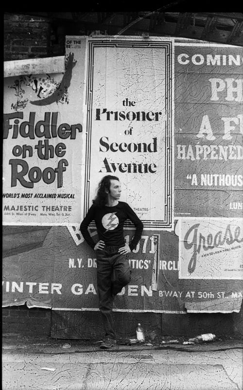 Hélio Oiticica in front of a poster for Neil Simon’s play The Prisoner of Second Avenue, in Midtown Manhattan, 1972. © César and Claudio Oiticica