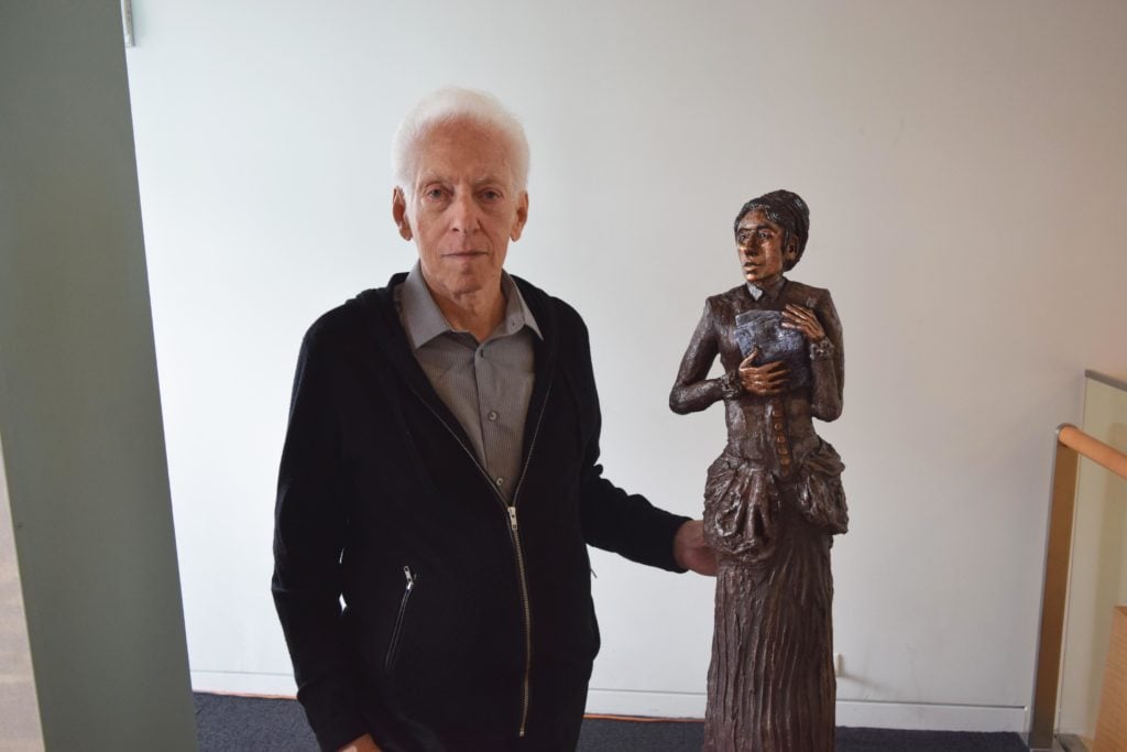 Phillip Ratner with his sculpture of Emma Lazarus (2017). Courtesy of the National Museum of American Jewish History.