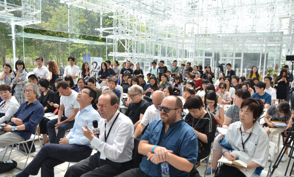 A roundtable discussion in the Envision Pavilion. Courtesy of the Shanghai Project.
