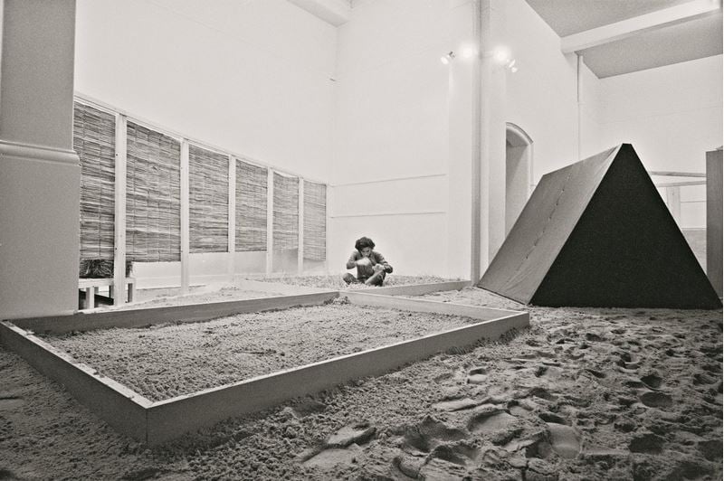 Hélio Oiticica (1937–1980), installation view of Eden (1969) at Whitechapel Gallery, London, 1969. Sand, crushed bricks, dry leaves, water, cushions, foam flakes, books, magazines, “pulp fiction,” straw, matting, and incense, 68 ft. 10 3/4 in. × 49 ft. 2 1/2 in. × 11 ft. 5 3/4 in. (21 × 15 × 3.5 m). Collection of César and Claudio Oiticica. © César and Claudio Oiticica