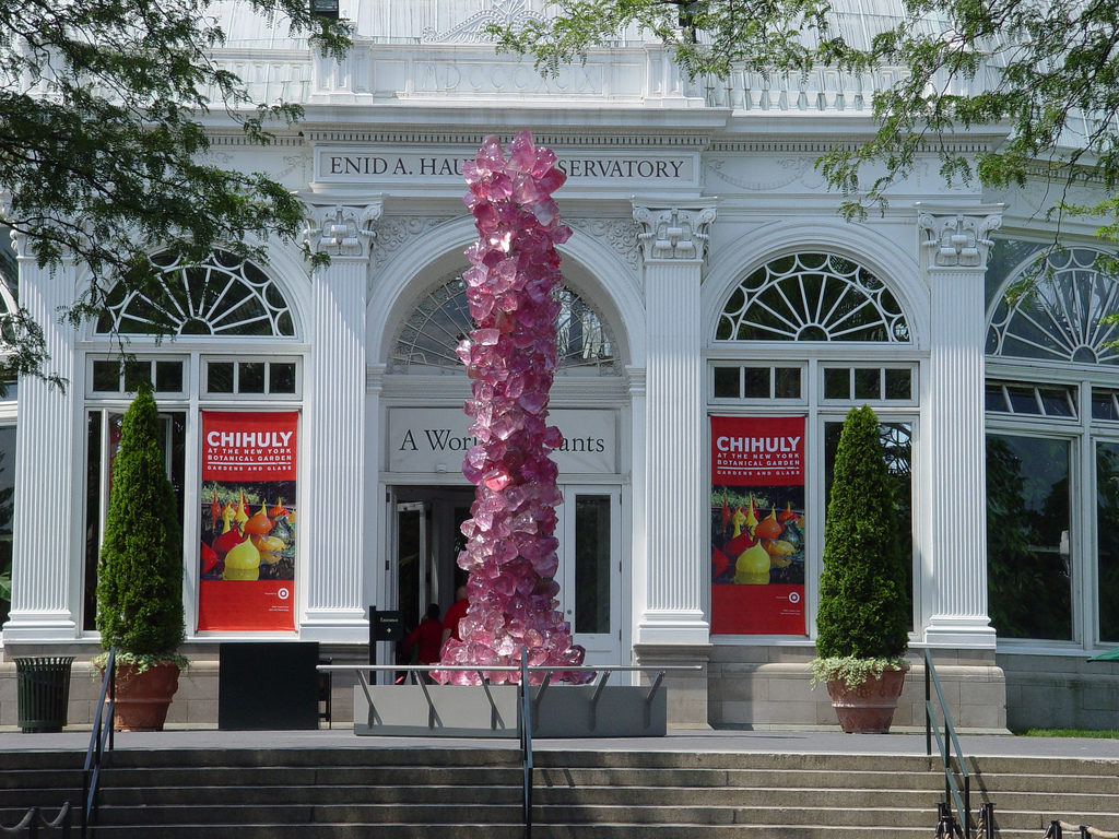 Dale Chihuly, <em>Rose Crystal Tower</em> at the New York Botanical Garden in 2006. Courtesy of the New York Botanical Garden. 