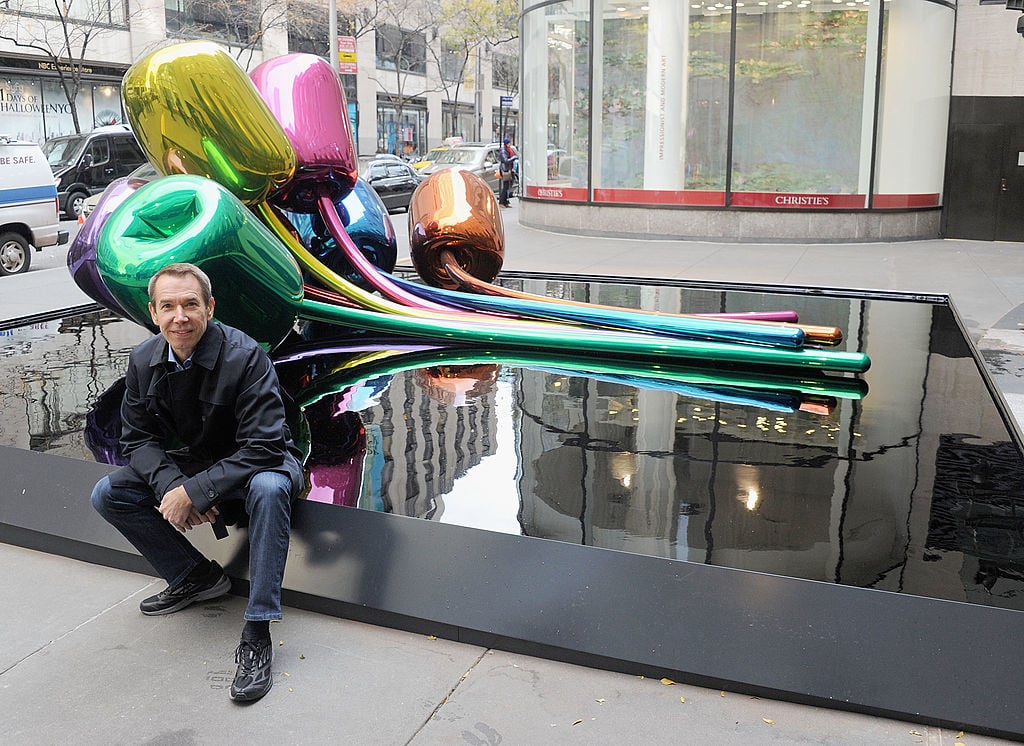 Jeff Koons poses with his sculpture "Tulips," which is similar to the design the American gifted to Paris. Photo Jamie McCarthy/Getty Images.