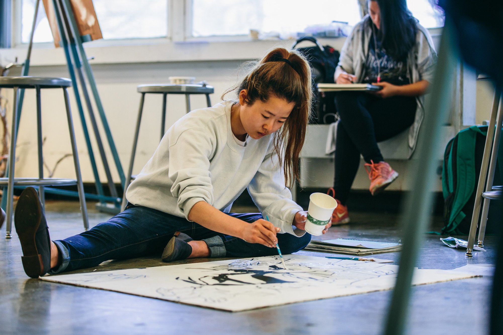 Artist studying. Подростки в изобразительном искусстве. Баннер для художественной школы. Изобразительное искусство в американских школах. Американская школа арт.