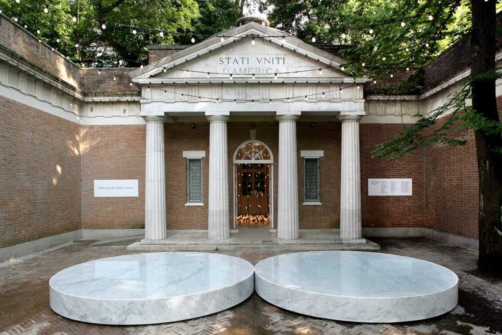 Felix Gonzalez-Torres represented the United States at the 52nd Venice Biennale “Think with the Senses – Feel with the Mind. Art in the Present Tense” in 2007. The US Pavilion, entitled “America”, was organized by the Solomon R. Guggenheim Museum of New York. Daniele Resini ©SRGF, NY.