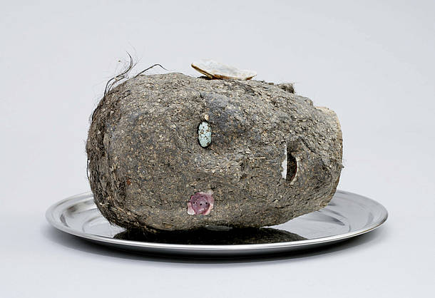  Jimmie Durham, Head, 2006 Wood, papier-mâché, hair, seashell, turquoise,metal tray. 10 × 16 × 16 in. (25 × 40 × 40 cm). Fondazione Morra Greco, Naples, Italy. Image courtesy of kurimanzutto, Mexico City