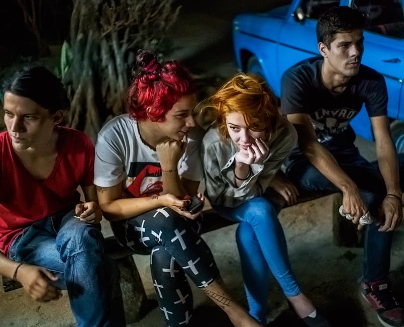 Michael Christopher Brown, <em>Helen and friends wait for their $1 cheese pizzas in Playa neighborhood, Havana</em> (2015), from the "Paradiso" series. Courtesy of the Annenberg Space for Photography. 