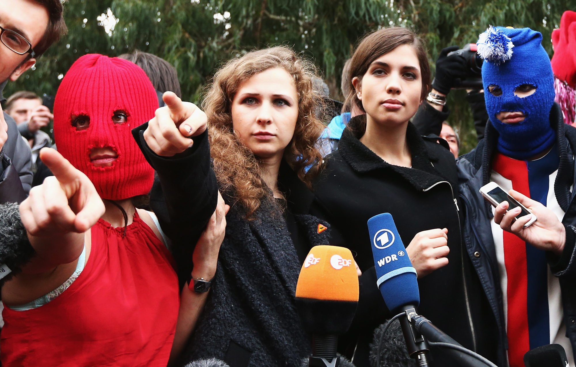 Pussy riot's alyokhina defies ban on leaving russia