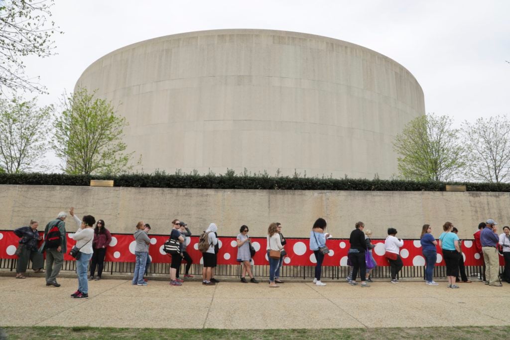 Hirshhorn Museum goers wait in line to see Kusama's work, (2017). Photo by Cathy Carver. Courtesy of the Smithsonian.