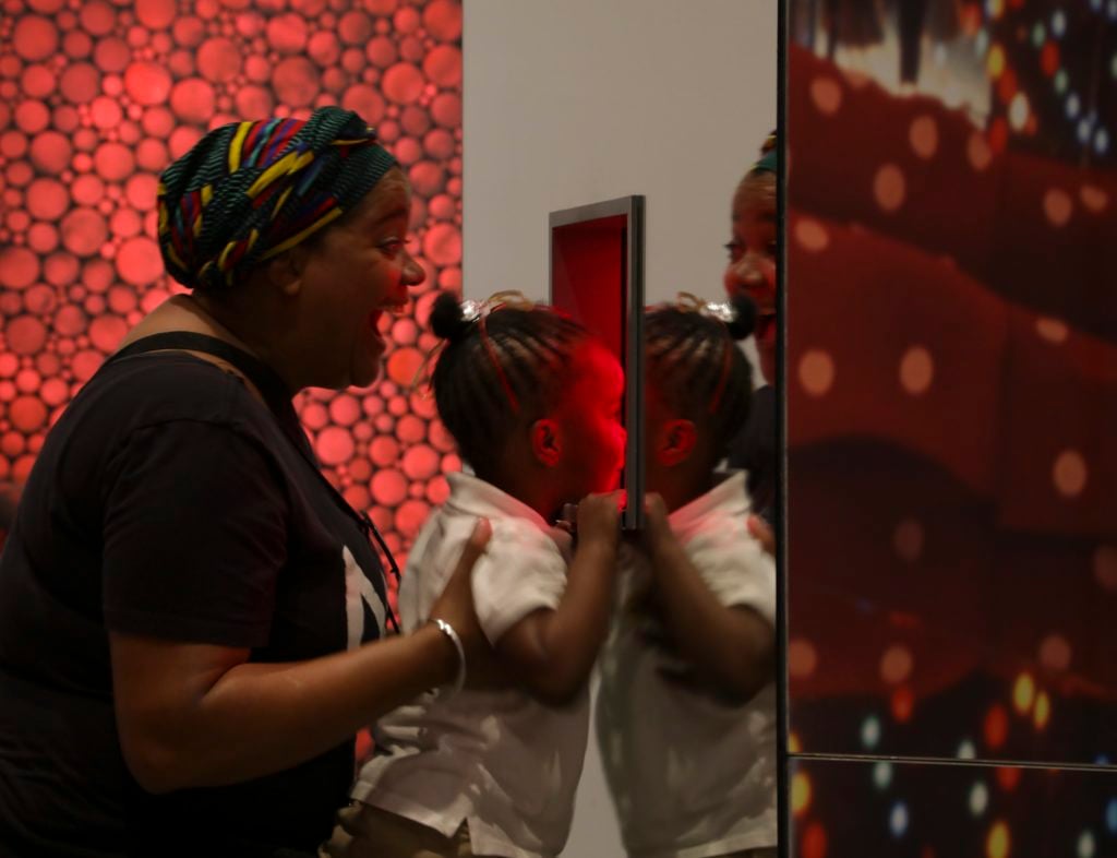 Hirshhorn Museum goers admire Kusama's work, (2017). Photo by Cathy Carver. Courtesy of the Smithsonian.