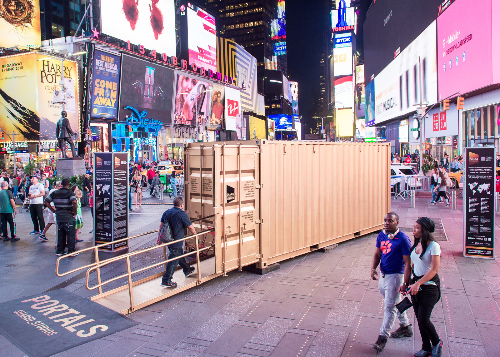 Visitors at the "TimesSquare_Portal." Image courtesy of Ian Douglas for Times Square Arts.