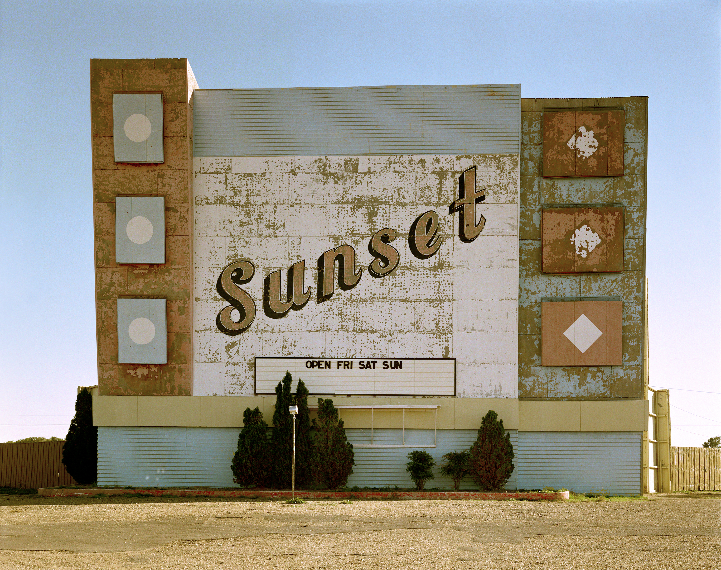 Stephen Shore, West 9th Avenue, Amarillo, Texas, October 2, 1974 (1974). Chromogenic color print, printed 2013, 17 × 21 3/4 in. The Museum of Modern Art, New York. Acquired through the generosity of an anonymous donor. ©Stephen Shore.