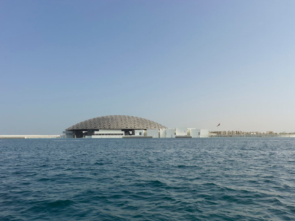 Exterior view of the Louvre Abu Dhabi, (2017).  © Louvre Abu Dhabi.  Photo by Roland Halbé.
