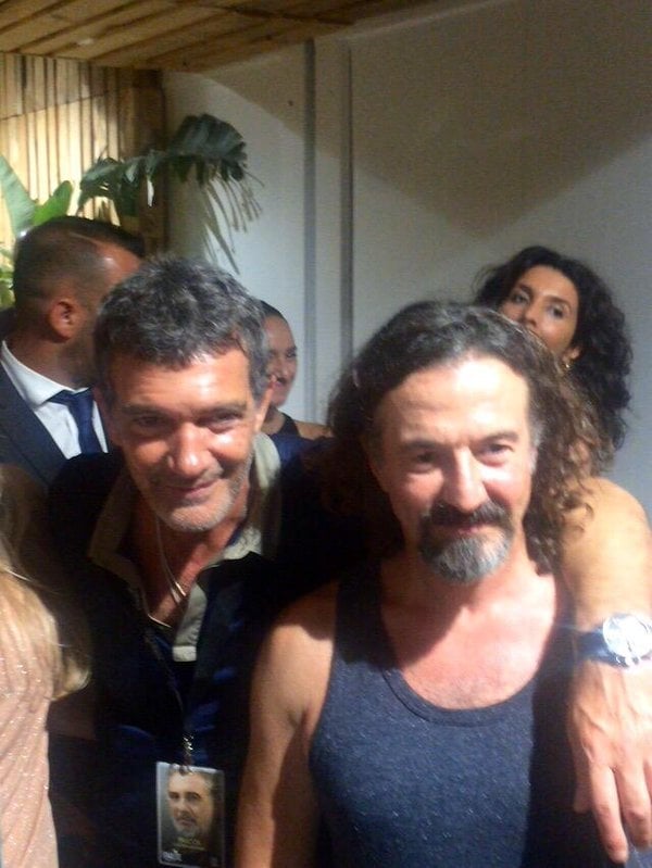 Actor Antonio Banderas (L), with artist Jose-Maria Cado. Photo via Twitter.