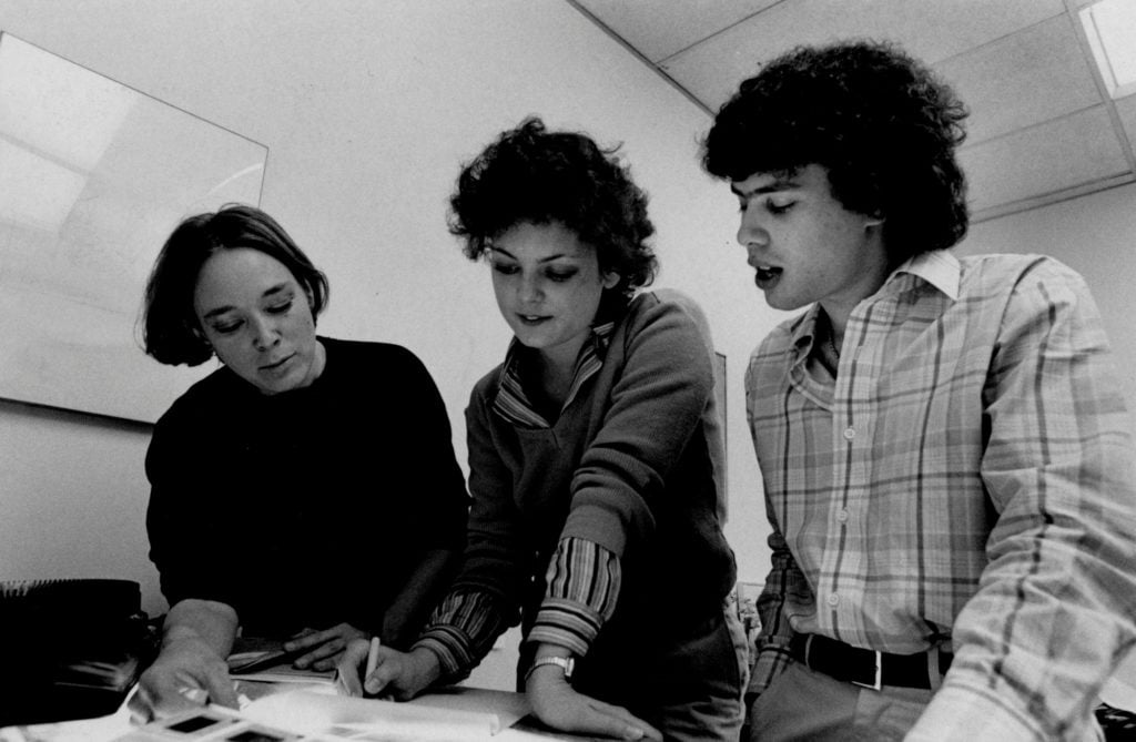 Johnson, Susan Logan, and Allan Schwartzman review slides at the New Museum (1978). Photo courtesy of the New Museum. 
