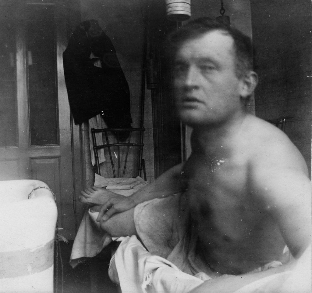 Edvard Munch, <i>Self-Portrait ‘à la Marat,’ Beside a Bathtub at Dr. Jacobson’s Clinic</i> (1908-09). Courtesy of the Munch Museum.