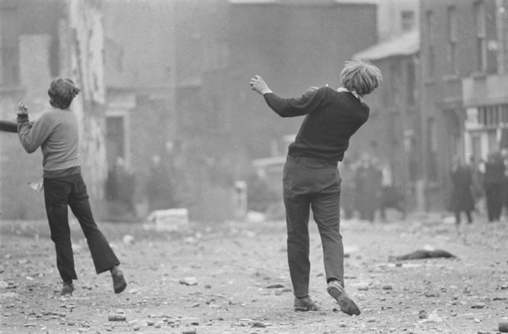Gilles Caron, <em>Catcher demonstrators, Battle of the Bogside, Derry, Northern Ireland, August 1969</em>. Courtesy of the Fondation Gilles/Fondation Gilles Caron.