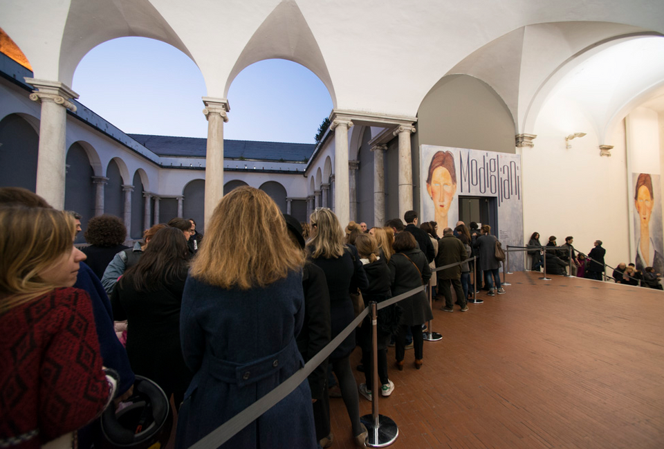 Crowds at the Amedeo Modigliani exhibition in Genoa, which was closed over suspicions about 21 canvases now proven to be fake. Courtesy of the Genova Palazzo Ducale.