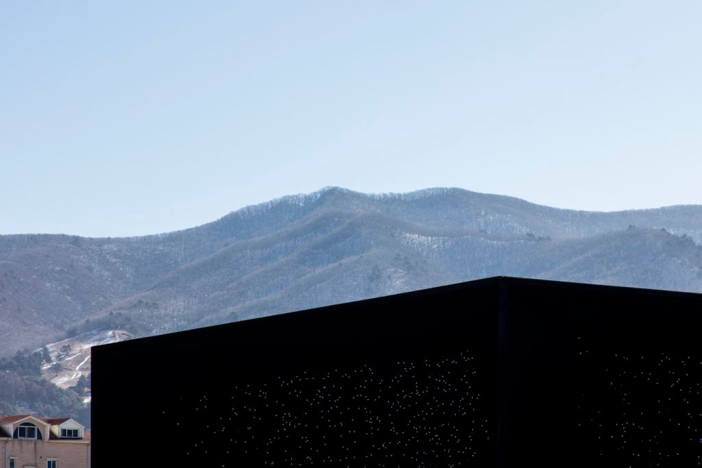 Asif Khan, Hyundai Pavilion featuring Vantablack at the Pyeongchang Winter Olympics. Photograph courtesy of Luke Hayes/Hyundai.