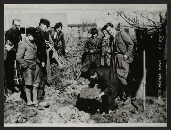 Excavating Henryk Ross’s buried box of negatives and documents in the ghetto March 1945. Photography by Ian Lefebvre. Courtesy Museum of Jewish Heritage.