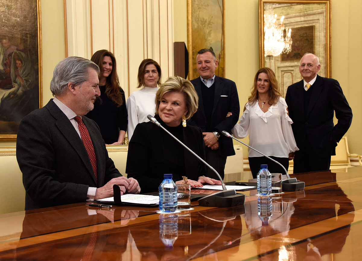 Íñigo Méndez de Vigo and Ella Fontanals-Cisneros during the signing of the preliminary agreement. Photo courtesy of the Spanish Ministry of Education, Culture, and Sport