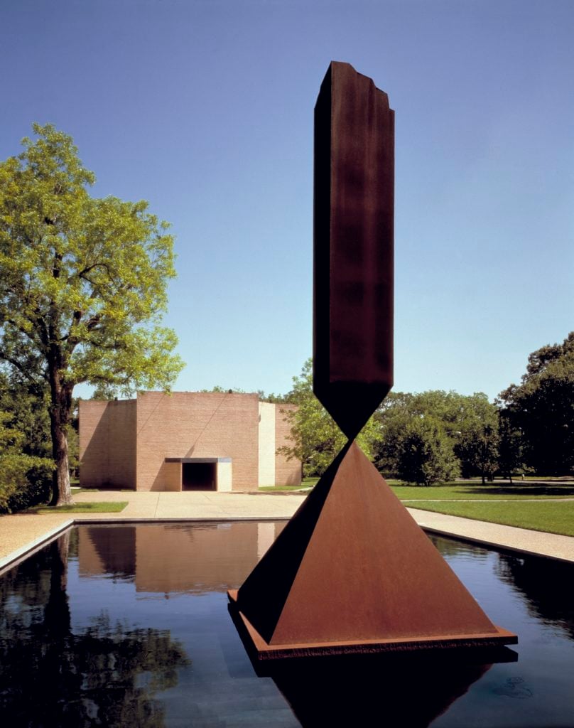 Barnett Newman’s monumental sculpture Broken Obelisk (1963-1967), dedicated to Martin Luther King, Jr., in front of the Rothko Chapel (1971). Photo: Hickey-Robertson, courtesy Rothko Chapel Archives.