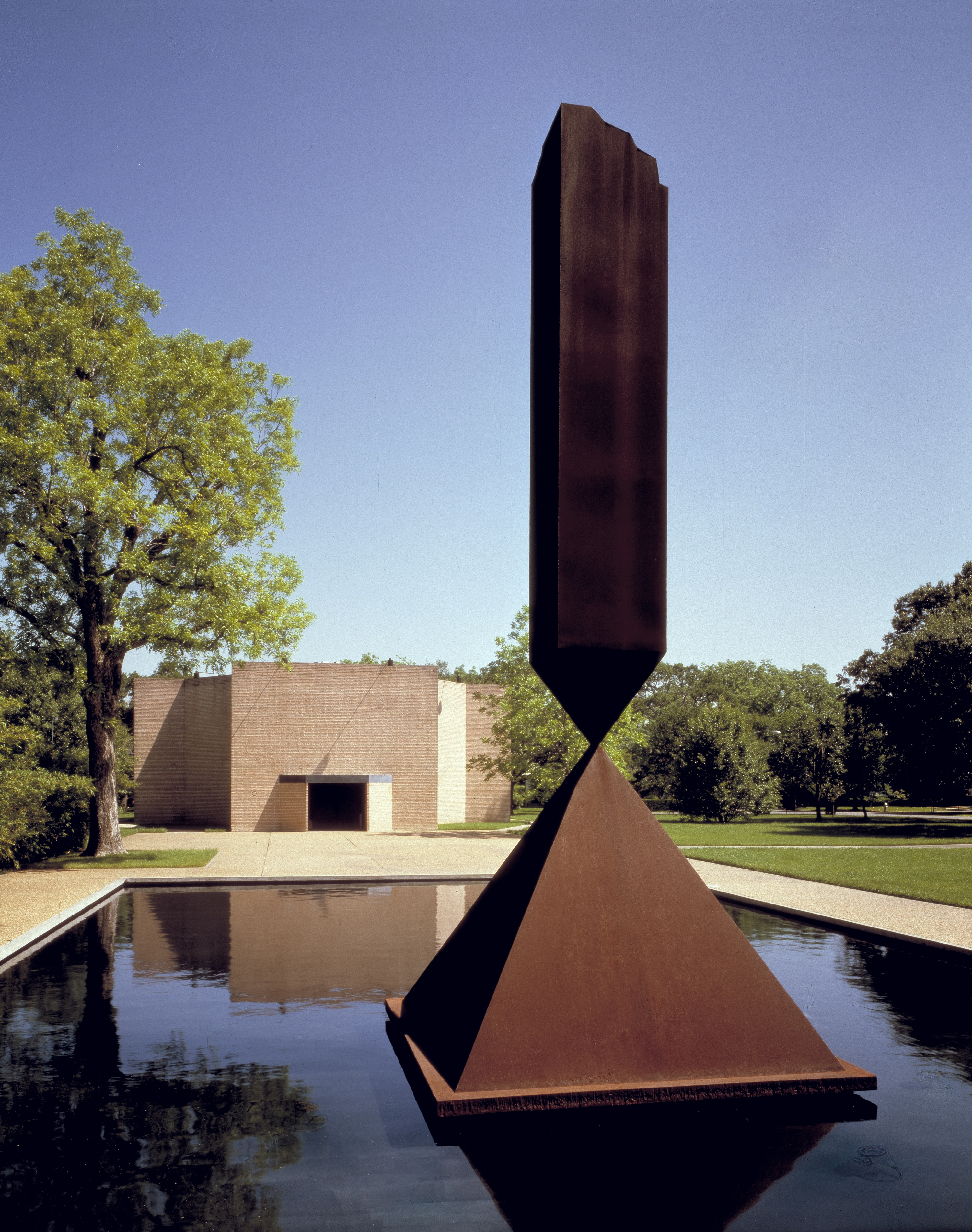 Barnett Newman’s monumental sculpture Broken Obelisk (1963-1967), dedicated to Martin Luther King, Jr., in front of the Rothko Chapel (1971). Photo: Hickey-Robertson, courtesy Rothko Chapel Archives.