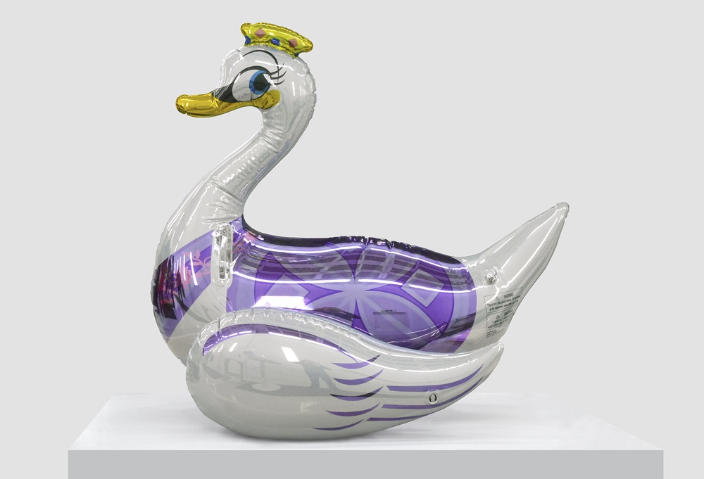 JeffKoons, Swan (Inflatable) (2011–2015) ©Jeff Koons.Courtesy David Zwirner