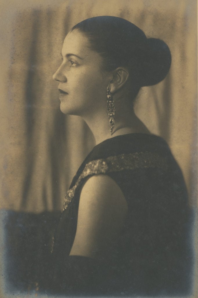 Portrait of Tarsila do Amaral in profile, mid-1920s. Pedro Corrêa do Lago Collection, São Paulo.