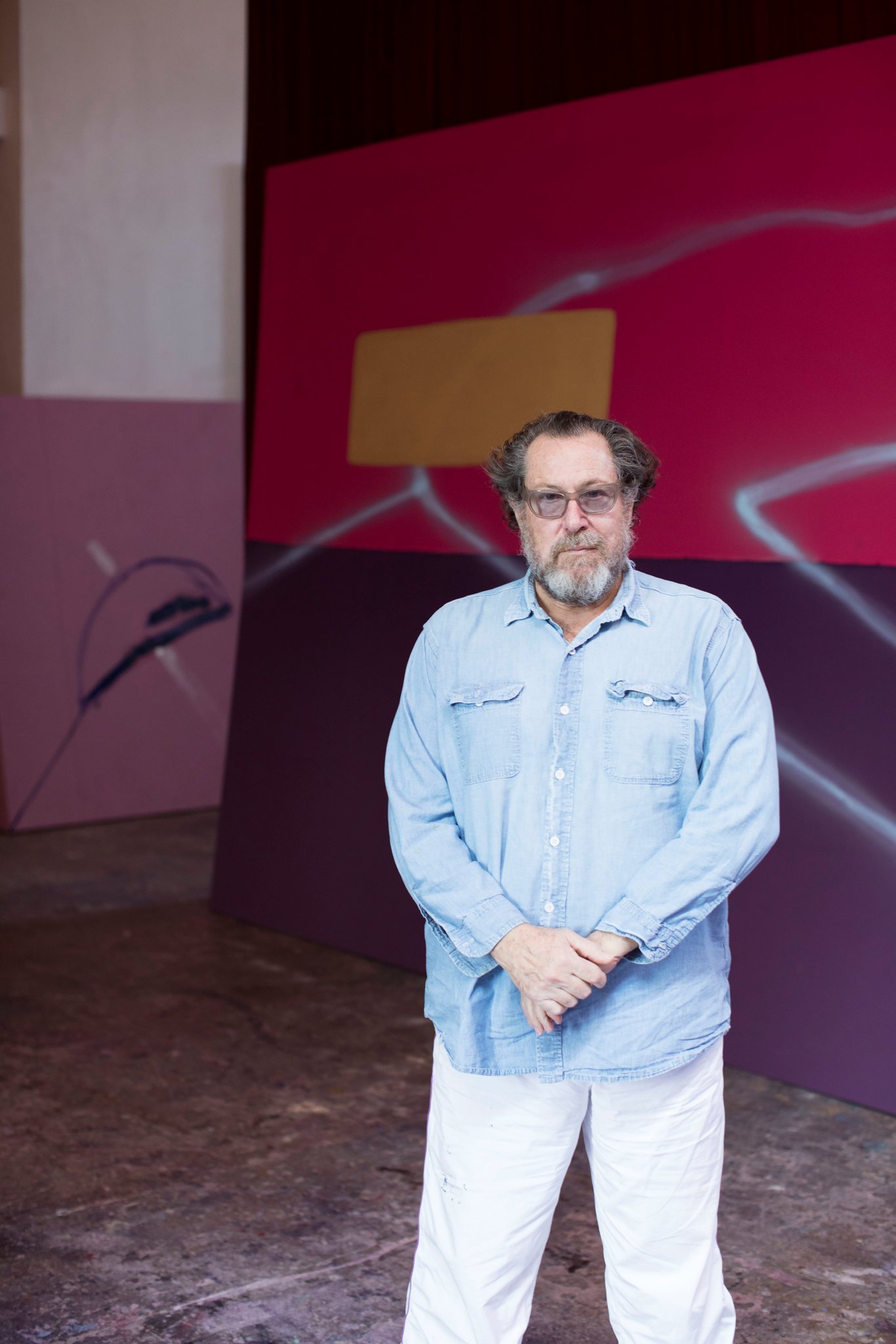 Julian Schnabel in his studio (2017). Photo courtesy Fine Arts Museums of San Francisco, by Katharina Poblotzki.