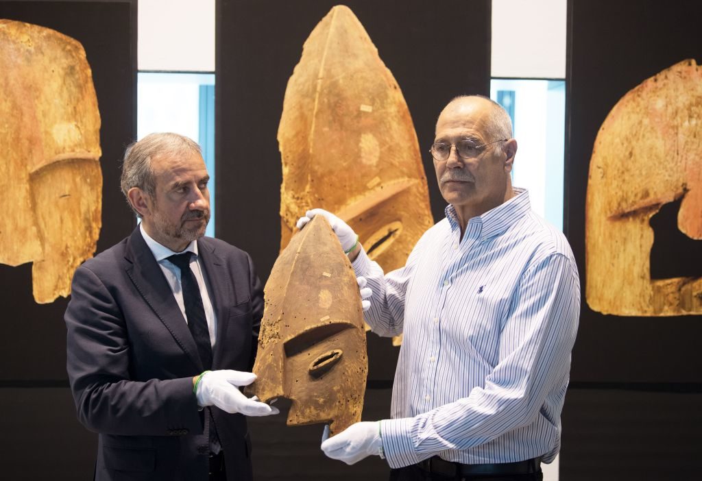 This is not the man who restituted work after reading articles in the Guardian, but it is a customary restitution ceremony. Hermann Parzinger (L), President of the Prussian Cultural Heritage Foundation, and John Johnson from the Chugach Alaska Corporation, hold a wooden object from Berlin's Ethnological Museum during a restitution ceremony in Berlin on May 16, 2018. Photo by Ralf Hirschberger / dpa / AFP.