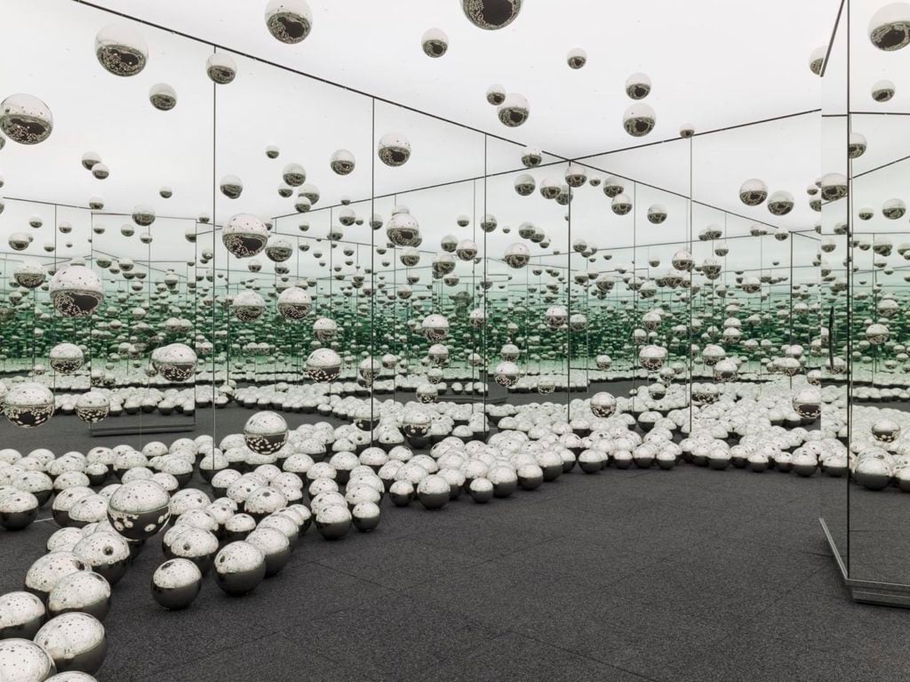 Yayoi Kusama, INFINITY MIRRORED ROOM: LET'S SURVIVE FOREVER (2017) at David Zwirner, New York. Photo courtesy of David Zwirner, New York.