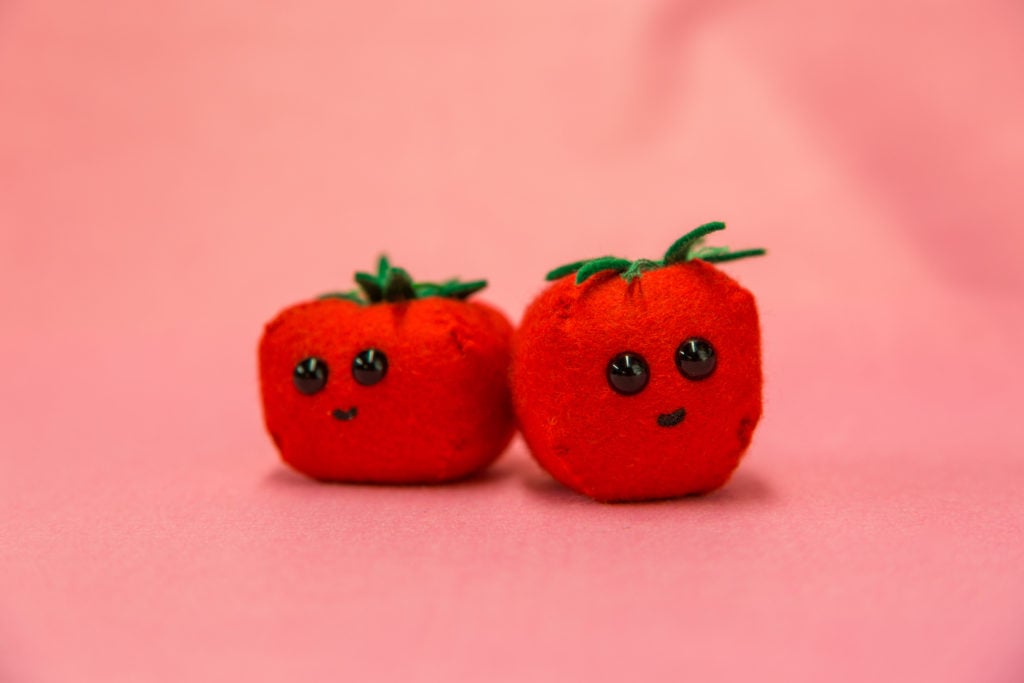 Lucy Sparrow, <em>Sparrow Mart</em> (2018), tomatoes. Photo courtesy of the artist.
