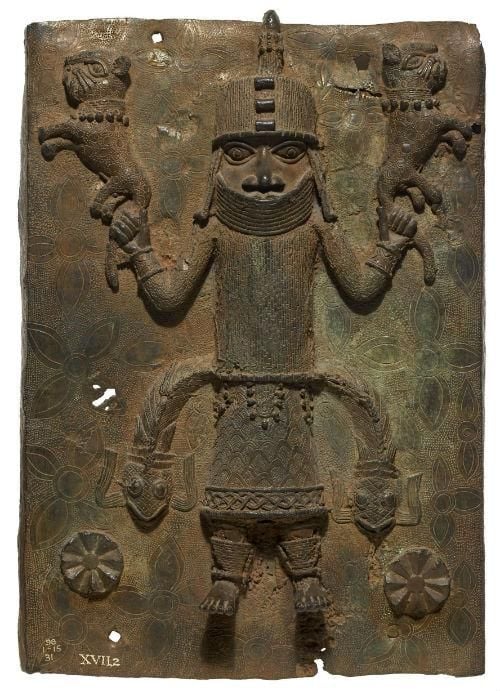 Benin Bronze plaque showing the king (Oba) in regalia and with symbols of royal power (ca. 16th–17th century). Collection of the British Museum. 