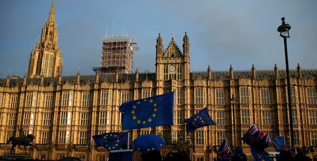 Pro-EU anti-Brexit demonstrators wave Union and EU flag outside the Houses of Parliament in central London. Photo: Daniel Leal Olivas/ Getty Images.