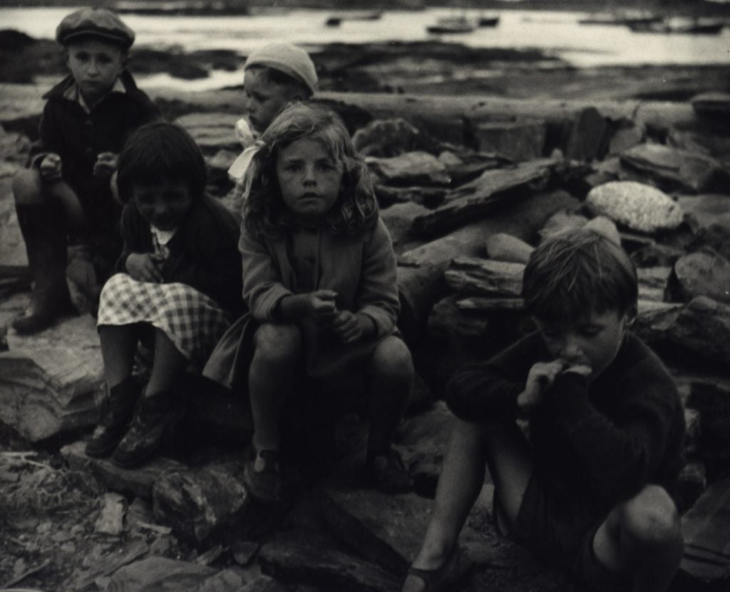 Sandra Weiner, <em>Children sitting on rocks at port, New York City</em> (circa 1945). Photo courtesy of Steven Kasher Gallery.