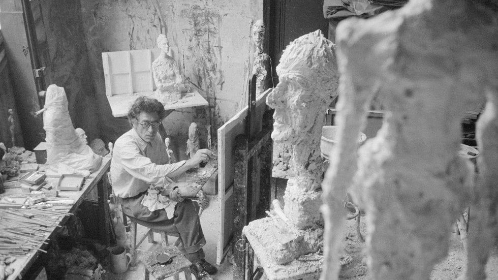 Alberto Giacometti painting in his Paris studio (1958). Photo by Ernst Scheidegger, courtesy of the Solomon R. Guggenheim Museum, ©2018 Stiftung Ernst Scheidegger– Archiv, Zürich.