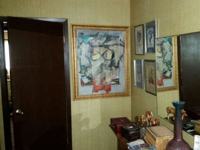 El De Kooning robado visto colgado detrás de la puerta del dormitorio de Jerry y Rita Alter.  Foto de Rick Johnson, cortesía de Manzanita Ridge Furniture & Antiques.