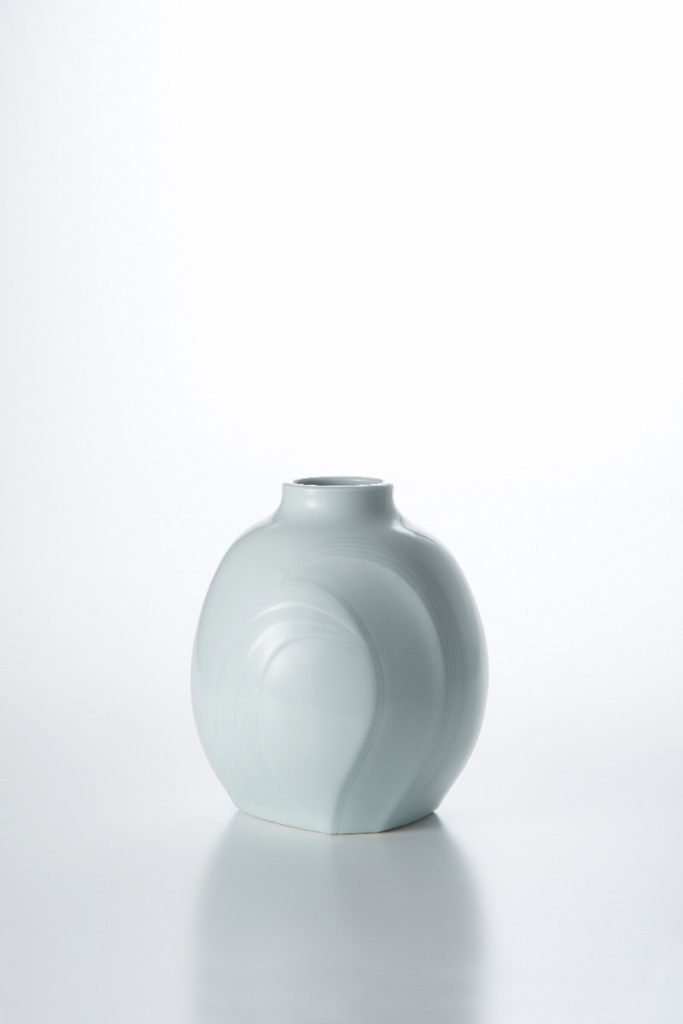 Peter Hamman, <i>Sculpted Blue-White Porcelain Flower Vase with Wave Pattern</i> (2016). Courtesy the artist and Onishi Gallery