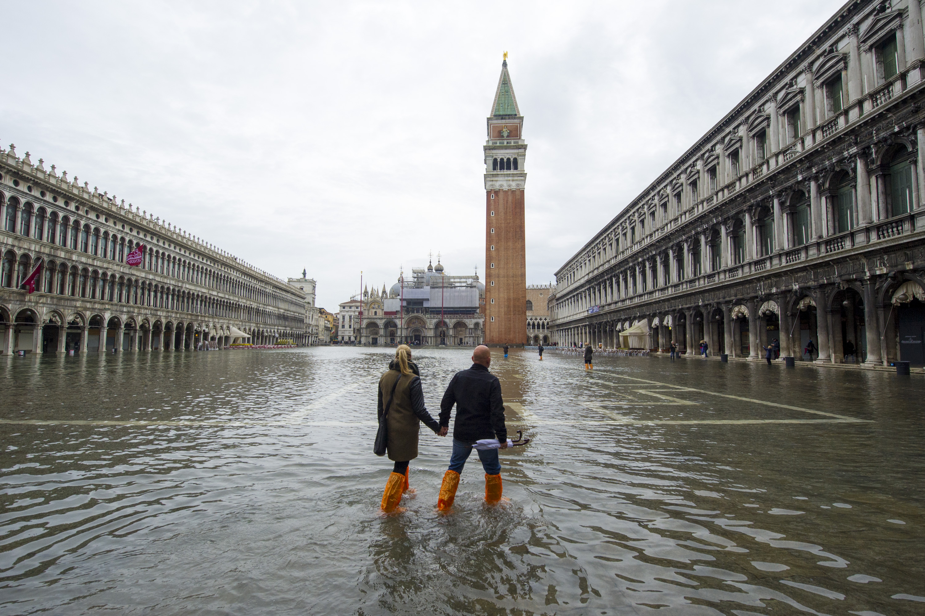 Площадь затопления. Венеция площадь Сан Марко в воде. Наводнение на площади Сан Марко. Затопленная площадь Сан Марко. Площадь Сан Марко в Венеции затопило.