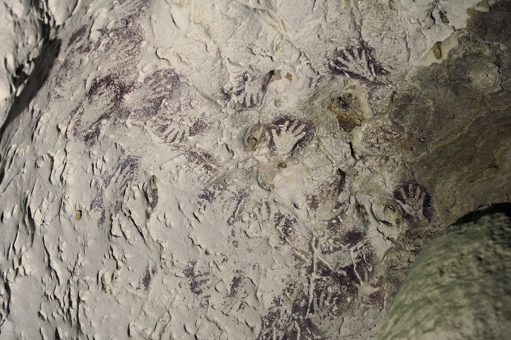 Käsijäljitelmiä, jotka on löydetty borneolaisesta luolasta, josta nyt uskotaan löytyvän maailman vanhinta hahmotaidetta. Kuva: Kinez Riz.