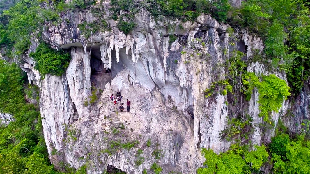 Världens äldsta figurativa konst har hittats i denna grotta på Borneo. Foto av Pindi Setiawan.