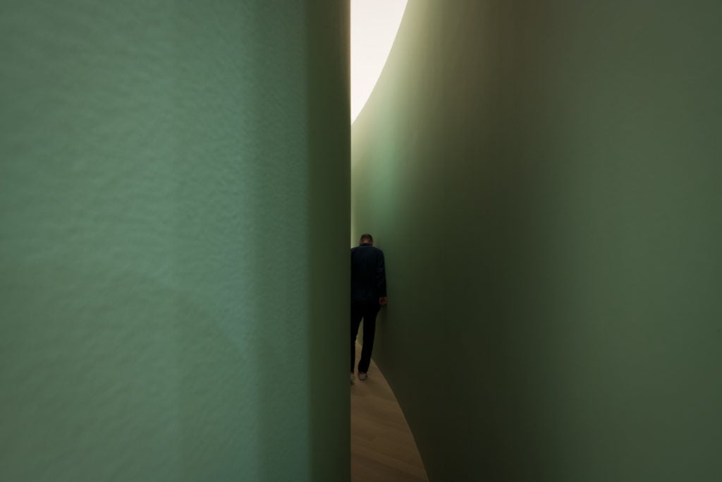 Bruce Nauman, Kassel Corridor: Elliptical Space (1972), installation view, 