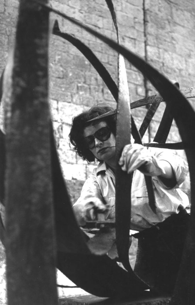 Beverly Pepper working in Spoleto, Italy (1962). Photo ©Beverly Pepper, courtesy of Marlborough Contemporary, New York and London.