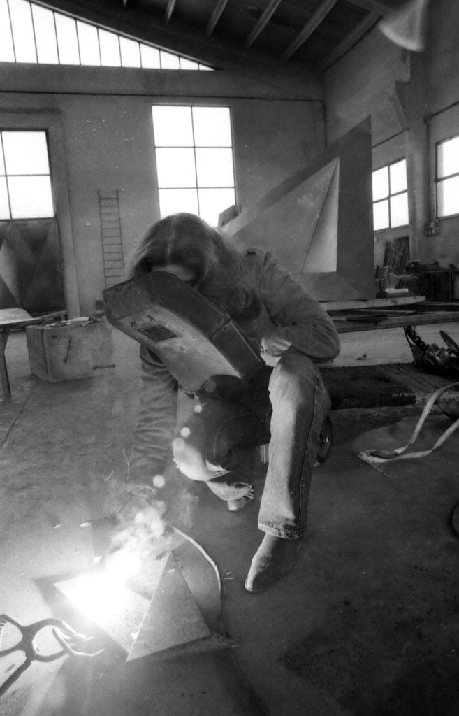 Beverly Pepper welding (1970). Photo ©Beverly Pepper, courtesy of Marlborough Contemporary, New York and London.
