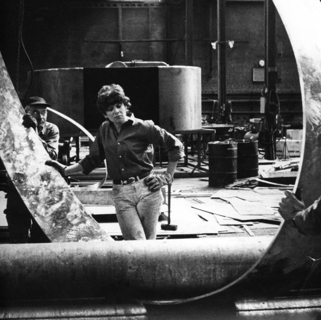 Beverly Pepper working at the Foundry in Italy (circa 1960s). Photo ©Beverly Pepper, courtesy of Marlborough Contemporary, New York and London.
