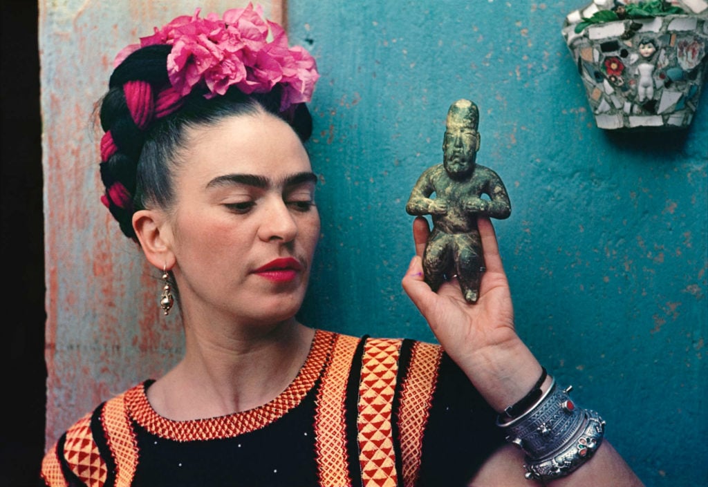 Nickolas Muray, Frida Kahlo with Olmec figurine (1939). © Nickolas Muray Photo Archives.